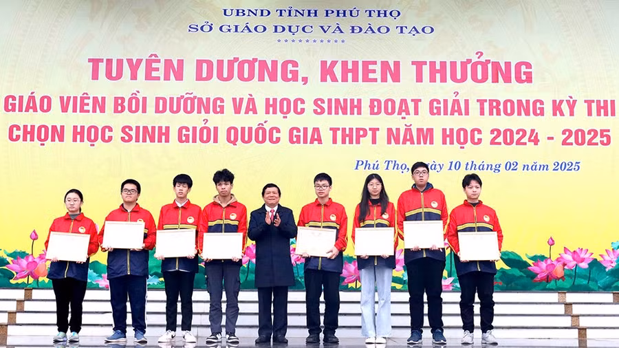 Lãnh đạo Sở GD&ĐT tỉnh Phú Thọ trao tặng Giấy khen cho các học sinh giỏi quốc gia năm học 2024 - 2025.