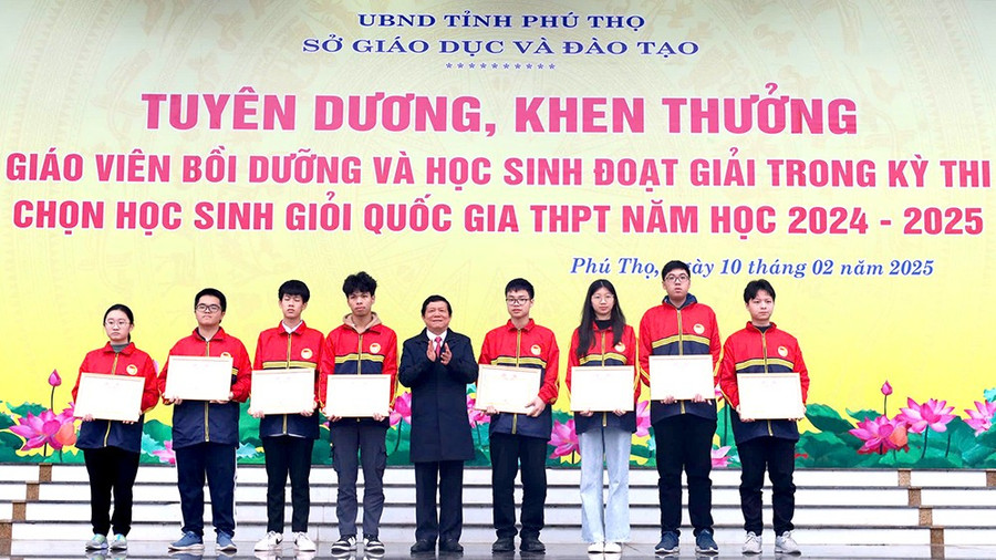 Ông Nguyễn Văn Mạnh - Giám đốc Sở GD&ĐT tỉnh Phú Thọ trao tặng Giấy khen cho các học sinh giỏi quốc gia.