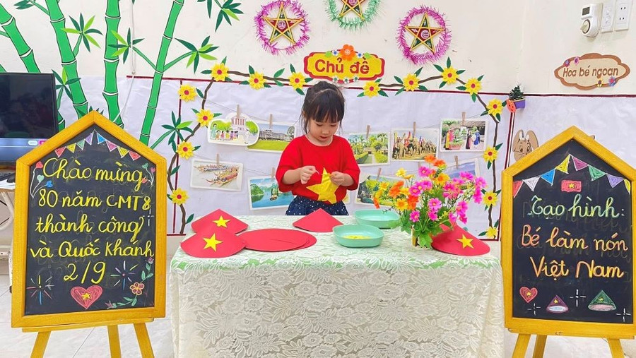 Các bé Trường Mầm non Tứ xã 1 hứng thú với hoạt động trải nghiệm với chủ đề “Làm nón Việt Nam”. 532328278-1447056693050631-5255611626732220656-n.jpg