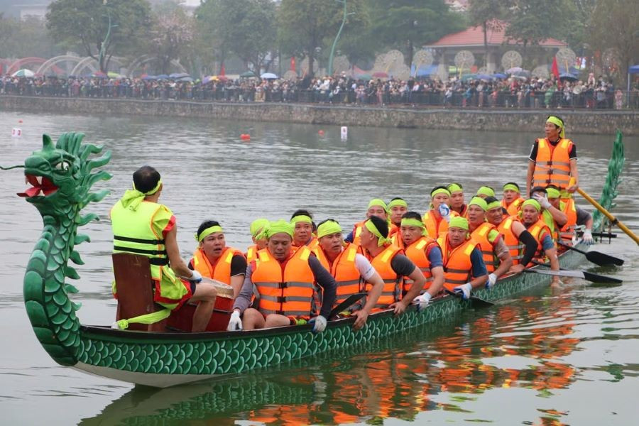 Người dân và du khách "đội mưa" cổ vũ các đội thi tại Giải bơi chải Việt Trì mở rộng năm 2025.
