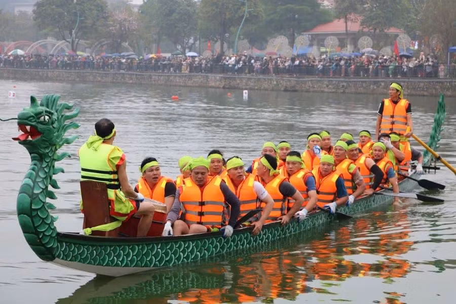 Người dân và du khách "đội mưa" cổ vũ các đội thi tại Giải bơi chải Việt Trì mở rộng năm 2025.