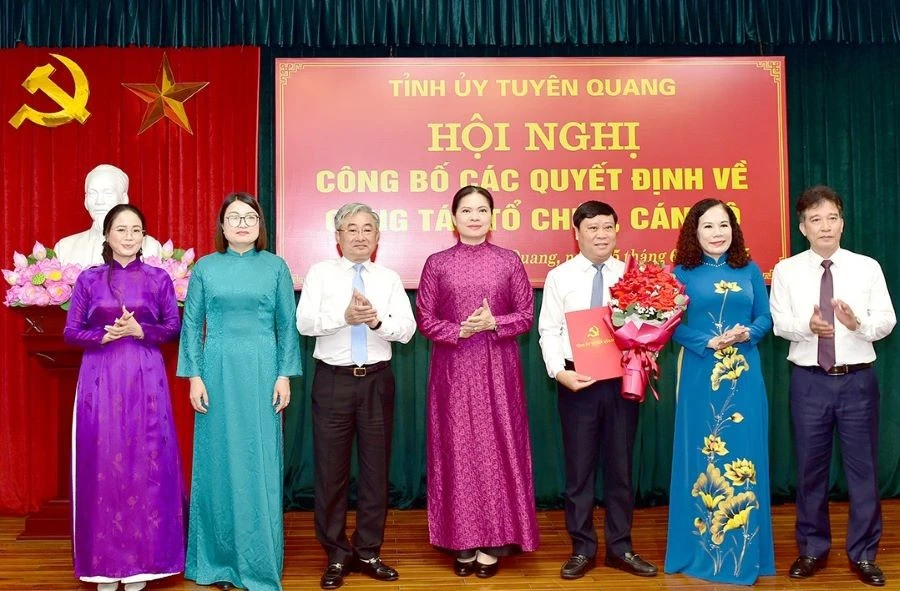 Bà Hà Thị Nga, Bí thư Tỉnh ủy Tuyên Quang (thứ tư từ phải sang) trao Quyết định hợp nhất Báo Tuyên Quang và Đài PT-TH tỉnh Tuyên Quang.