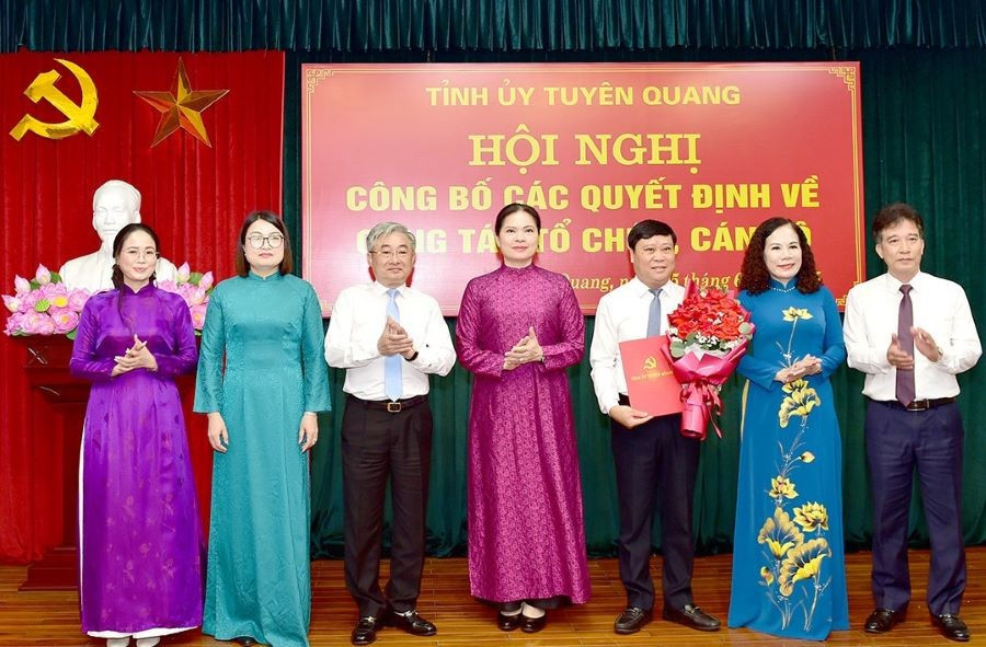 Bà Hà Thị Nga, Bí thư Tỉnh ủy Tuyên Quang (thứ tư từ phải sang) trao Quyết định hợp nhất Báo Tuyên Quang và Đài PT-TH tỉnh Tuyên Quang.