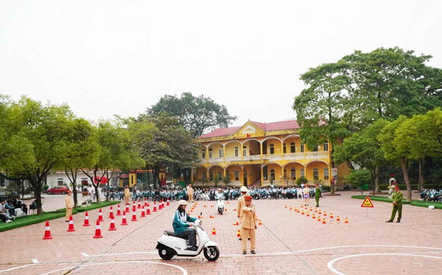 Học sinh thực hành sa hình tại Trường THPT Việt Trì.