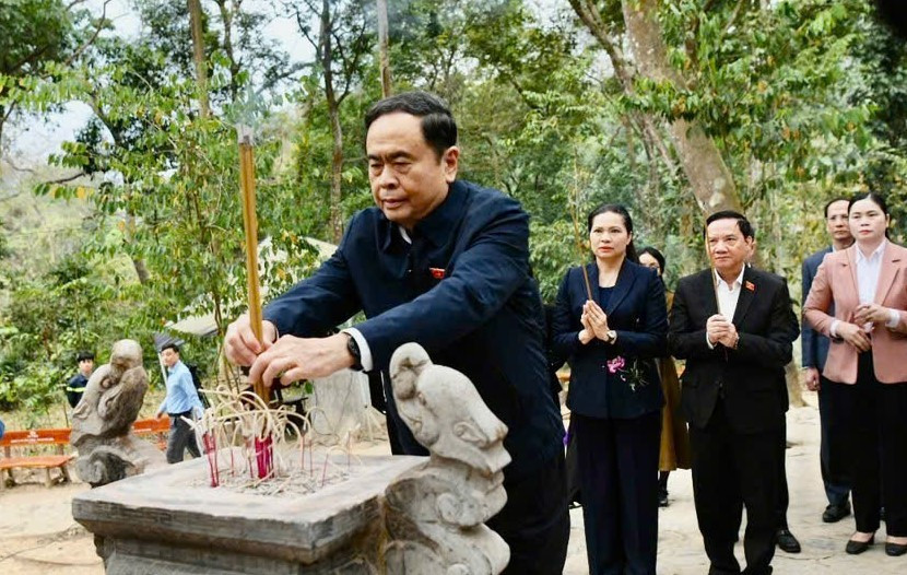 Chủ tịch Quốc hội Trần Thanh Mẫn và Đoàn công tác thành kính dâng hương tưởng nhớ Chủ tịch Hồ Chí Minh tại Lán Nà Nưa thuộc Khu Di tích lịch sử quốc gia đặc biệt Tân Trào (huyện Sơn Dương, tỉnh Tuyên Quang). 180320251016-2.jpg