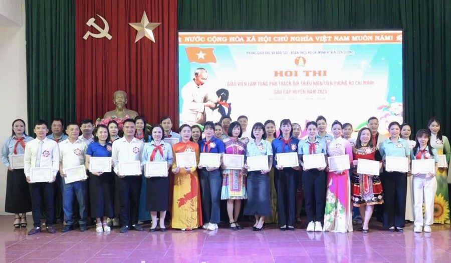 34 thầy giáo, cô giáo là giáo viên Tổng phụ trách Đội các trường Tiểu học và THCS trên địa bàn huyện Sơn Dương tham dự hội thi.