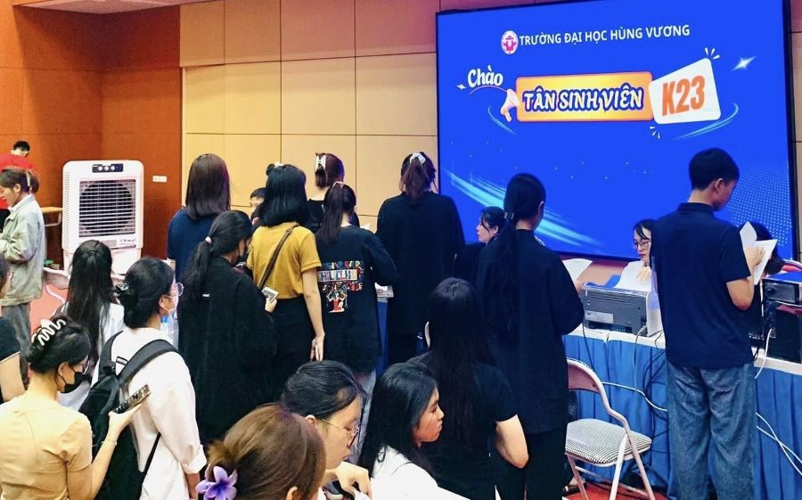 Các sinh viên làm thủ tục nhập học. 536276310-122139223376728264-2364735656129759557-n.jpg