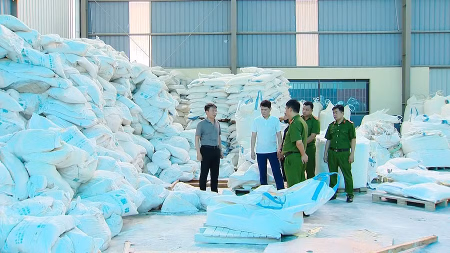 Thiếu tướng Nguyễn Minh Tuấn, Giám đốc Công an tỉnh Phú Thọ (thứ nhất bên trái) chỉ đạo lực lượng chức năng tiến hành kiểm tra, khám xét tại kho hàng của công ty TNHH TOMOKEN Việt Nam (Ảnh: Công an tỉnh Phú Thọ).