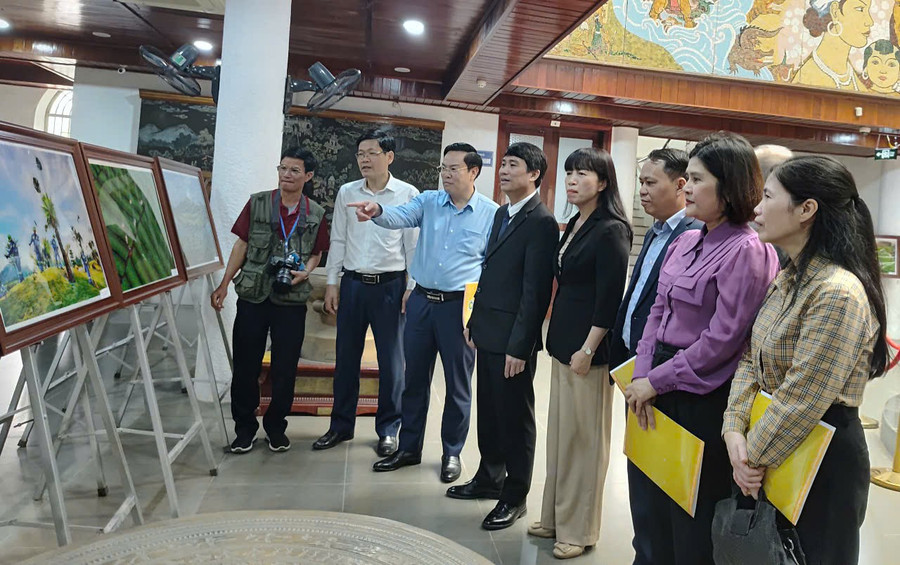 Triển lãm trưng bày 50 tác phẩm ảnh nghệ thuật “Phú Thọ - Đất Tổ cội nguồn”.