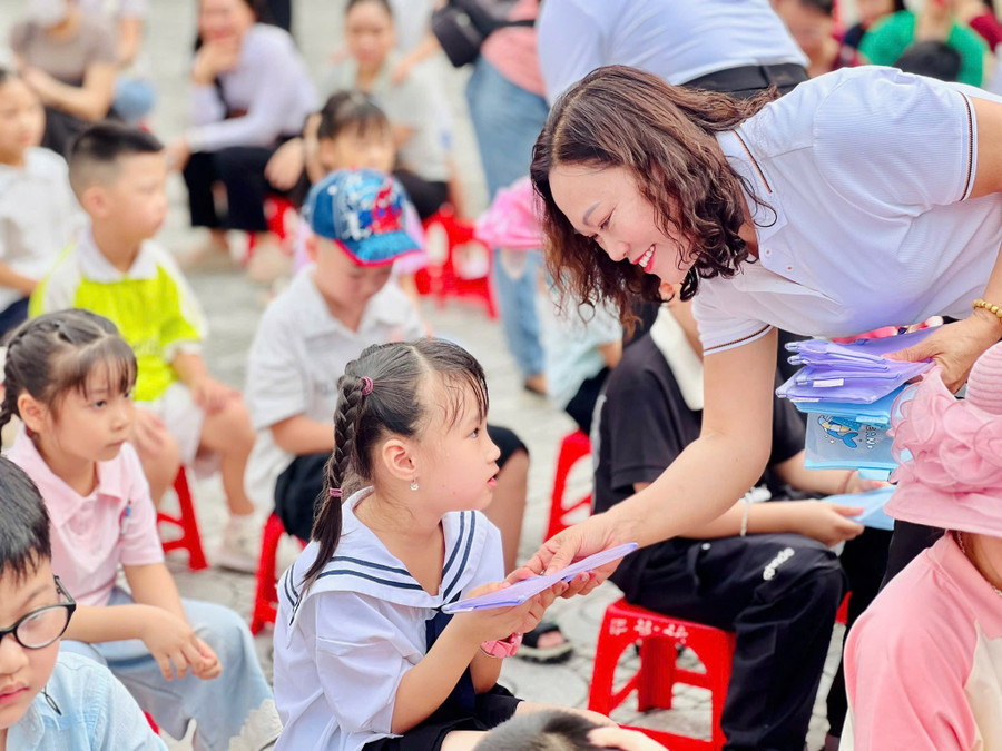 Bà Hoàng Thúy Liễu - Hiệu trưởng Trường Tiểu học Thanh Miếu tặng quà các em học sinh. th-thanh-mieu-1.jpg