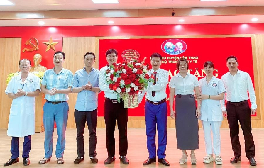 Ông Nguyễn Long An - Bí thư Đảng bộ, Giám đốc TTYT huyện Lâm Thao (thứ tư từ trái sang) cùng cán bộ, y bác sĩ tặng hoa chúc mừng ông Nguyễn Mạnh Quân - Phó Bí thư Đảng bộ, Phó Giám đốc TTYT Lâm Thao (thứ tư từ phải sang) vinh dự được trao tặng Huy hiệu 30 năm tuổi Đảng. 499606320-1264265175700026-8783603906061132581-n.jpg
