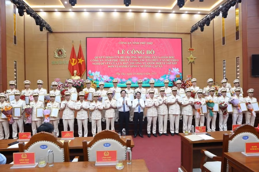 Ông Đặng Xuân Phong, Bí thư Tỉnh ủy Vĩnh Phúc; ông Trần Duy Đông, Chủ tịch UBND Vĩnh Phúc cùng lãnh đạo Công an tỉnh Phú Thọ chụp ảnh lưu niệm cùng các cán bộ là Trưởng phòng thuộc Công an tỉnh Phú Thọ mới.