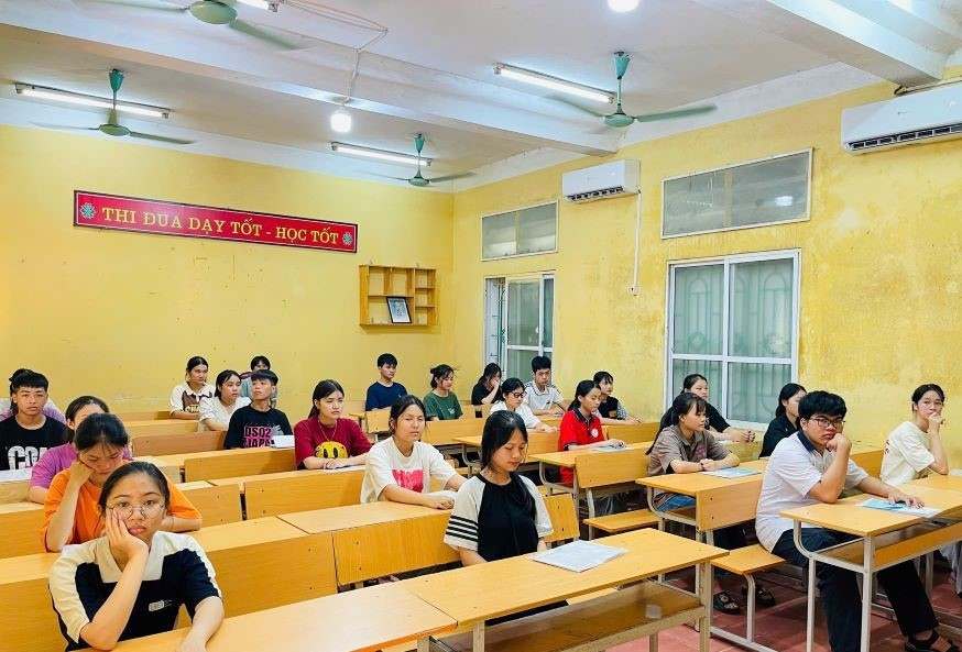 Các thí sinh tại Hội đồng thi trường THPT Long Châu Sa (huyện Lâm Thao) nghe phổ biến quy chế thi.