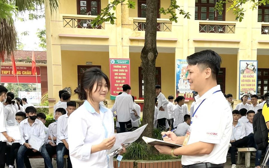 Thí sinh Triệu Thị Thu Quỳnh trao đổi với phóng viên tại điểm thi Trường THPT Long Châu Sa. z6742627601755-7e74a584cca5cad7333d47fad13368ad.jpg