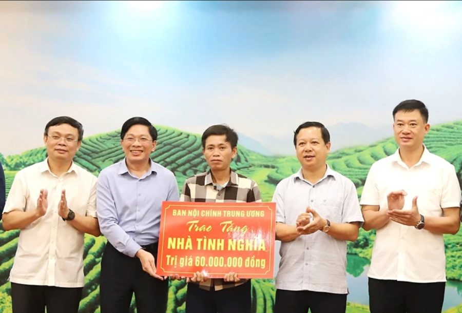 Đại diện Ban Nội chính Trung ương trao kinh phí xây dựng nhà tình nghĩa cho gia đình ông Nguyễn Huy Bằng (thứ 3 từ phải sang).