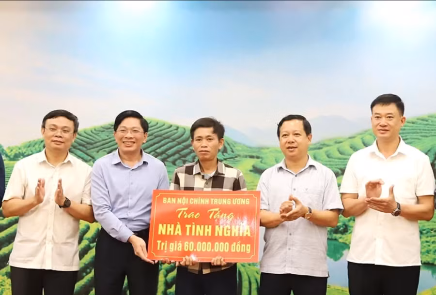 Đại diện Ban Nội chính Trung ương trao kinh phí xây dựng nhà tình nghĩa cho gia đình ông Nguyễn Huy Bằng (thứ 3 từ phải sang).