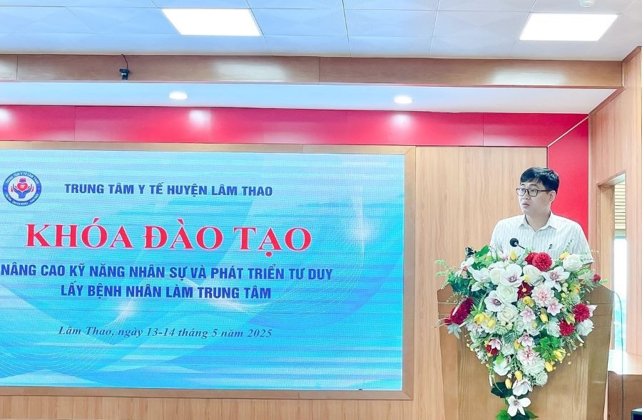 ThS.BS Nguyễn Long An - Giám đốc TTYT huyện Lâm Thao phát biểu tại khóa đào tạo nâng cao kỹ năng nhân sự và phát triển tư duy “Lấy bệnh nhân làm trung tâm” cho toàn thể cán bộ, viên chức và người lao động tại đơn vị. 497707158-1260788562714354-4977785068824187135-n.jpg