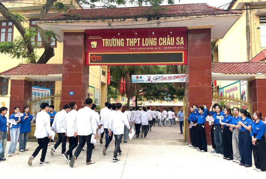 Các thí sinh tự tin bước vào Kỳ thi tốt nghiệp THPT năm 2025 tại điểm thi Trường THPT Long Châu Sa (huyện Lâm Thao, tỉnh Phú Thọ). z6742659694027-437b36c8d14969edf74371cc90f7a262.jpg