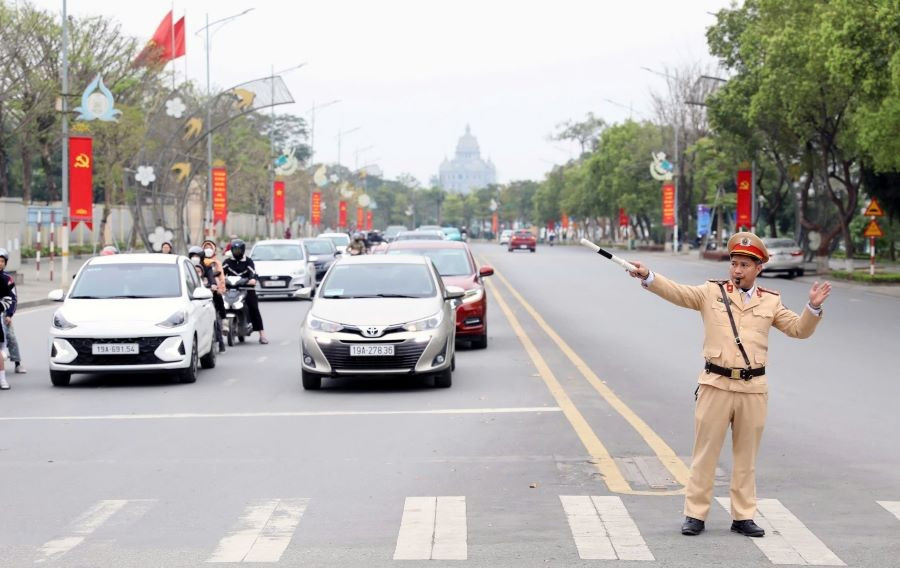 CSGT Công an tỉnh Phú Thọ điều tiết giao thông.