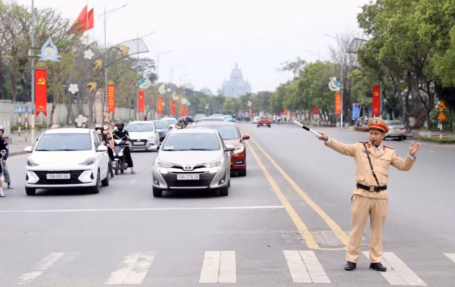 CSGT Công an tỉnh Phú Thọ điều tiết giao thông.