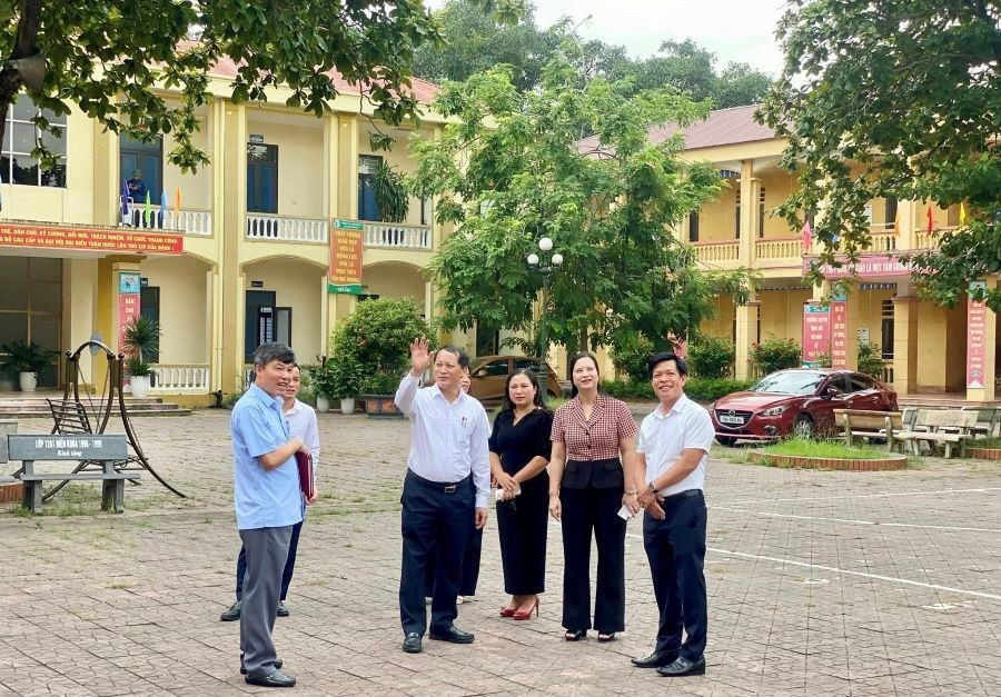 Ông Nguyễn Phú Sơn - Phó Giám đốc Sở GD&ĐT tỉnh Phú Thọ cùng đoàn công tác kiểm tra thực tế tại Trường THPT Long Châu Sa.