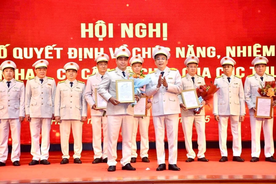 Ông Nguyễn Huy Hồng, Cục trưởng Cục Thuế tỉnh Phú Thọ (bên trái) nhận Quyết định bổ nhiệm giữ chức Chi cục trưởng Chi cục Thuế Khu vực VIII.