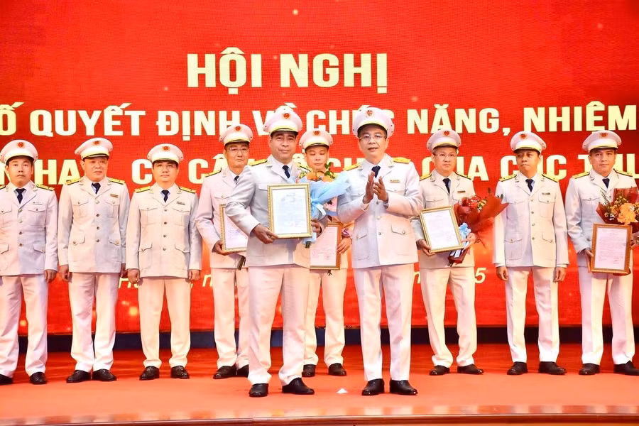 Ông Nguyễn Huy Hồng, Cục trưởng Cục Thuế tỉnh Phú Thọ (bên trái) nhận Quyết định bổ nhiệm giữ chức Chi cục trưởng Chi cục Thuế Khu vực VIII.
