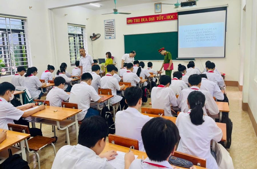 Học sinh trường THCS 2 thị trấn Thanh Ba ký cam kết về Luật An toàn giao thông... z6644325212313-6d859a1c61f25c0623d4150fd2c4d37f.jpg