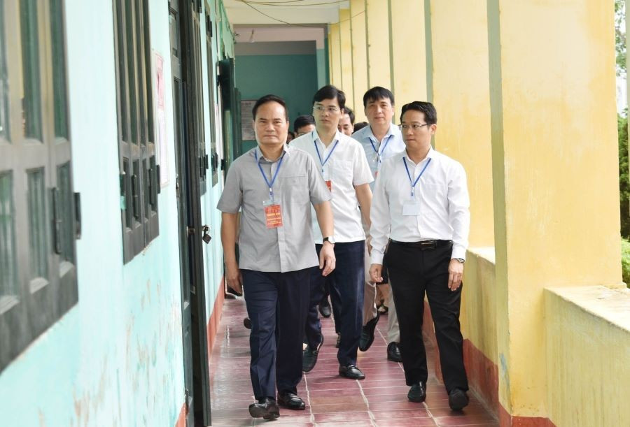 Ông Hoàng Việt Phương - Phó Chủ tịch UBND tỉnh Tuyên Quang kiểm tra thực tế công tác coi thi tại điểm thi Trường THPT Tân Trào. 510252224-1092806959568490-5622796240677013023-n.jpg