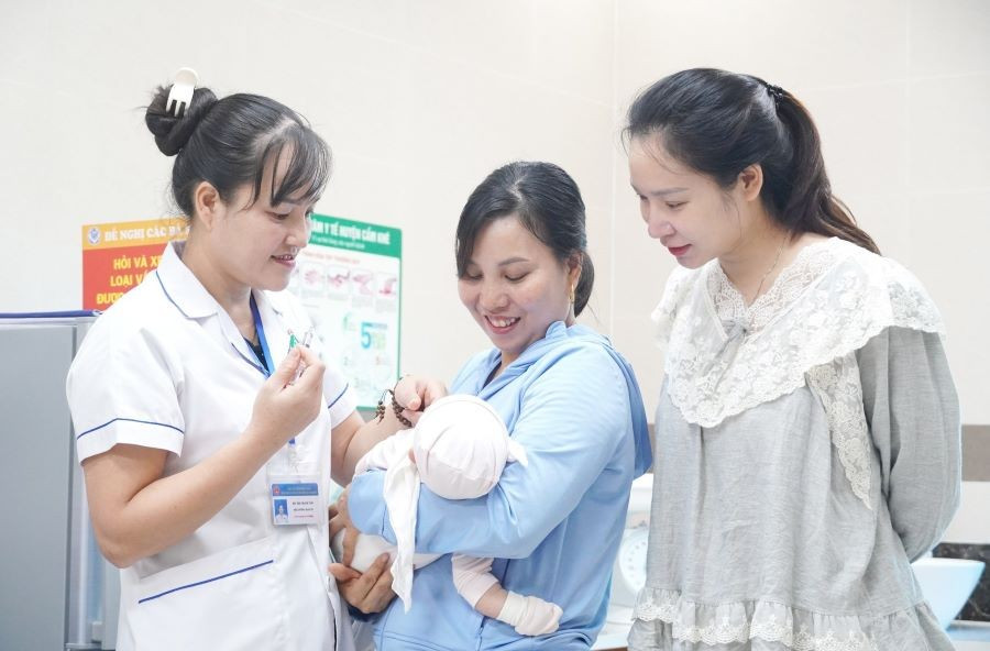 Việc đổi mới phong cách thái độ phục vụ hướng tới sự hài lòng của người bệnh đã trở thành phương châm phục vụ trở thành nền nếp của tất cả cán bộ đội ngũ Y bác sĩ tại TTYT huyện Cẩm Khê nhiều năm nay.