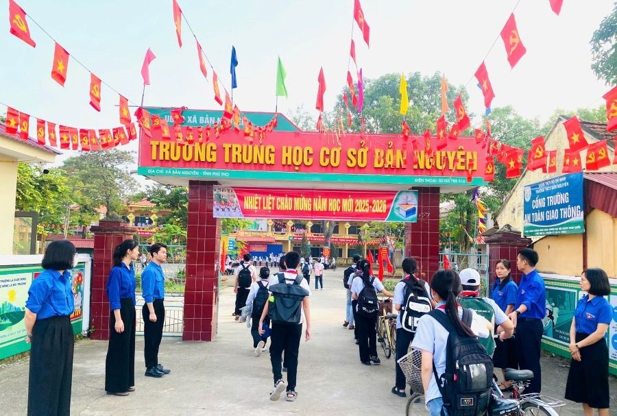 Trường THCS Bản Nguyên (xã Bản Nguyên) tăng cường thực hiện cổng trường an toàn giao thông.