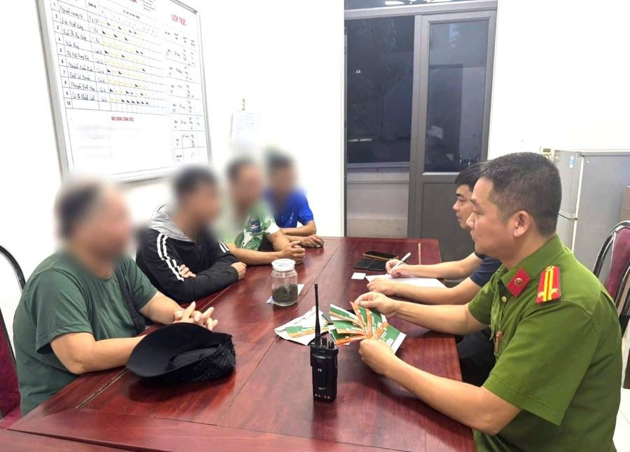 Các đối tượng làm việc với lực lượng công an (ảnh Công an tỉnh Phú Thọ).
