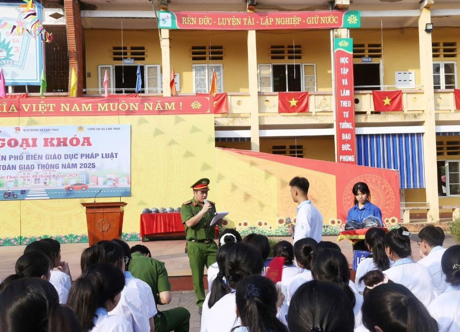 Trường THPT Long Châu Sa tổ chức hoạt động ngoại khóa tuyên truyền, phổ biến pháp luật về an toàn giao thông năm 2025. lcs.jpg
