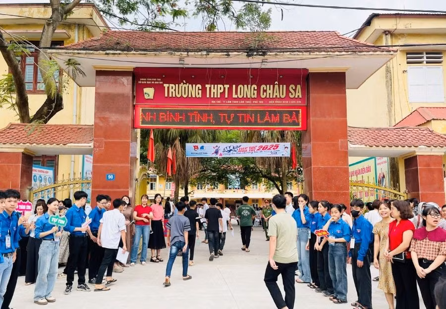 Kỳ thi tuyển sinh vào lớp 10 THPT năm học 2025 -– 2026, tổng chỉ tiêu Trường THPT Long Châu Sa được giao là 12 lớp 10 với 516 học sinh. 