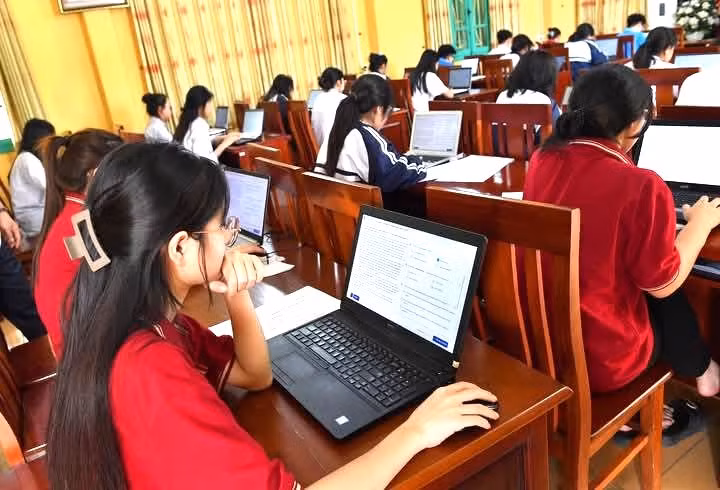 Học sinh tỉnh Tuyên Quang thi thử tốt nghiệp THPT năm 2025 theo hình thức trực tuyến.