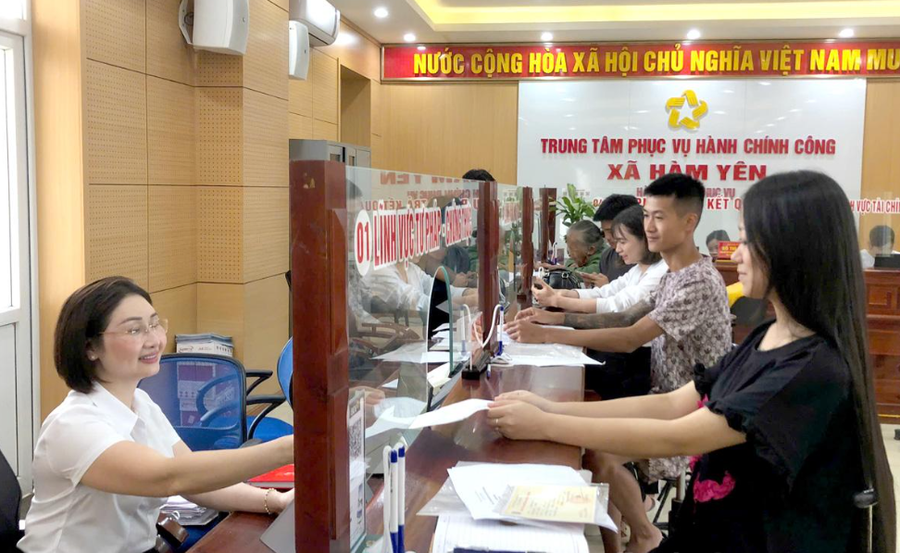 Người dân giải quyết TTHC tại Trung tâm Phục vụ hành chính công xã Hàm Yên.