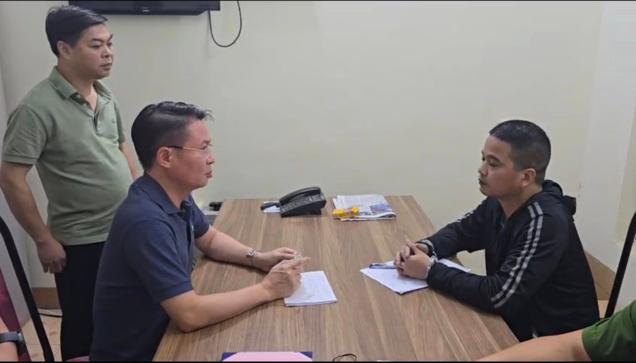 Thiếu tướng Nguyễn Minh Tuấn, Giám đốc Công an tỉnh Phú Thọ (ngồi bên trái) lấy lời khai đối tượng Vũ Phương Nhung (ảnh: Công an tỉnh Phú Thọ).