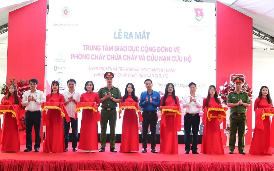 Các đại biểu cắt băng tại Lễ ra mắt Trung tâm giáo dục cộng đồng về phòng cháy, chữa cháy và cứu nạn, cứu hộ.