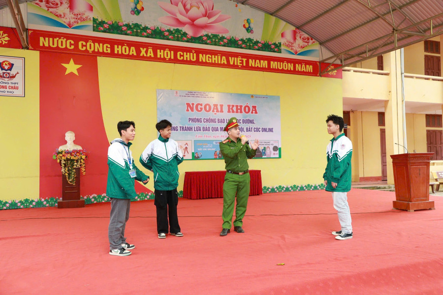 Trường THPT Phong Châu phối hợp với Công an xã Lâm Thao tổ chức ngoại khóa "Phòng chống bạo lực học đường, phòng tránh lừa đảo qua mạng xã hội, bắt cóc online“ cho các em học sinh. 