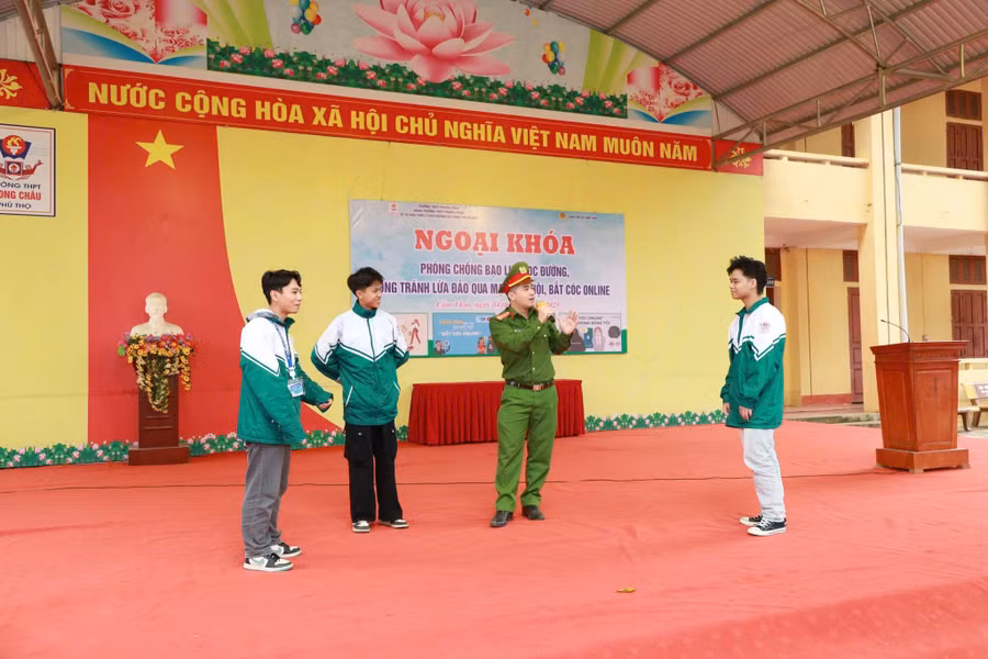 Trường THPT Phong Châu phối hợp với Công an xã Lâm Thao tổ chức ngoại khóa "Phòng chống bạo lực học đường, phòng tránh lừa đảo qua mạng xã hội, bắt cóc online“ cho các em học sinh. 