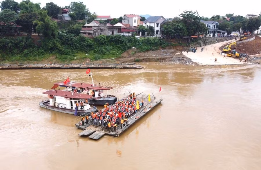 Lữ đoàn 249 (Binh chủng Công binh) vận hành phà quân sự đưa Nhân dân qua sông Hồng.