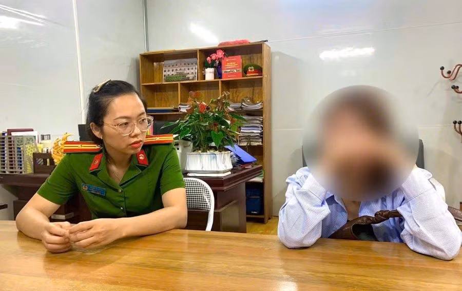 Chị T (bên phải) được Công an xã Hoà Phú tuyên truyền và ngăn chặn chuyển tiền cho đối tượng lừa đảo.