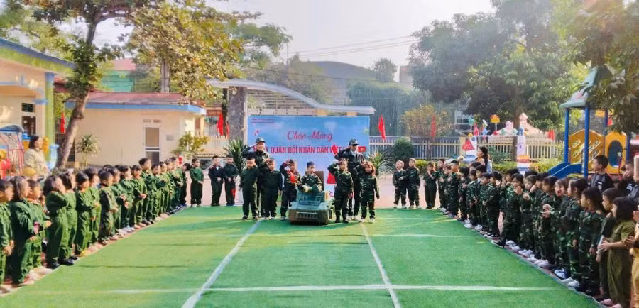 Trường Mầm non Phong Châu tổ chức hoạt động trải nghiệm "Bé tập làm chiến sỹ".