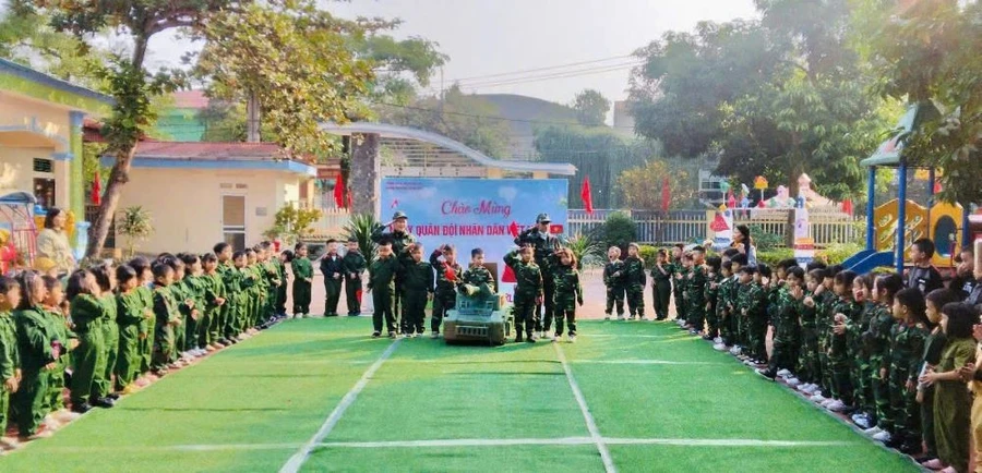 Trường Mầm non Phong Châu tổ chức hoạt động trải nghiệm "Bé tập làm chiến sỹ".