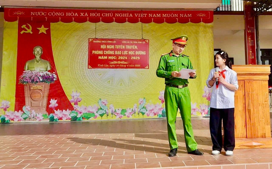 Công an thị trấn Vĩnh Lộc tuyên truyền phòng chống bạo lực học đường năm học 2024 – 2025 tại trường THCS Vĩnh Lộc, huyện Chiêm Hóa (ảnh: CAT Tuyên Quang). 494071627-1139536044877307-4017902295590564143-n.jpg