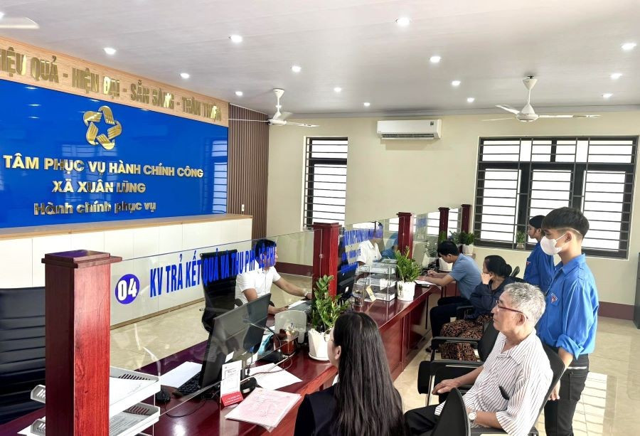 Người dân nộp hồ sơ thủ tục hành chính tại Trung tâm Phục vụ hành chính công xã Xuân Lũng, tỉnh Phú Thọ.