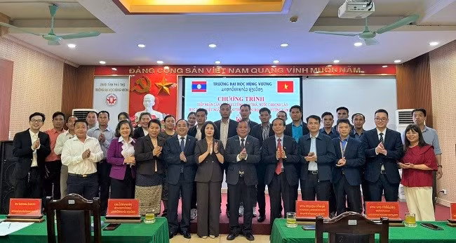 Các đại biểu cùng với lãnh đạo Trường Đại học Hùng Vương và các học viên tỉnh Luông Nậm Thà (Lào) tại chương trình tiếp nhận. 