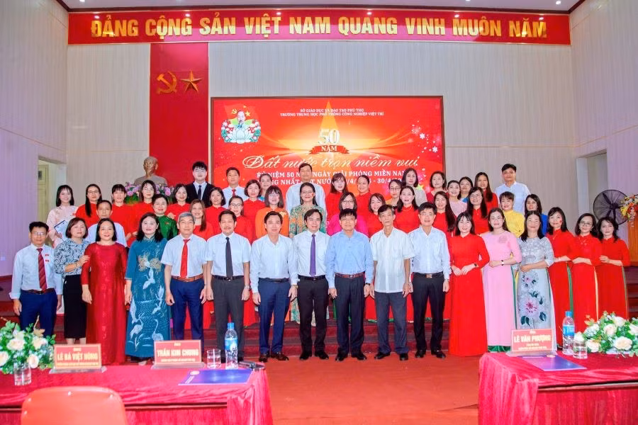 Ông Lê Văn Phượng - Giám đốc Sở GD&ĐT tỉnh Phú Thọ cùng các đại biểu chụp ảnh lưu niệm với cán bộ, giáo viên, nhân viên Trường THPT Công nghiệp Việt Trì.