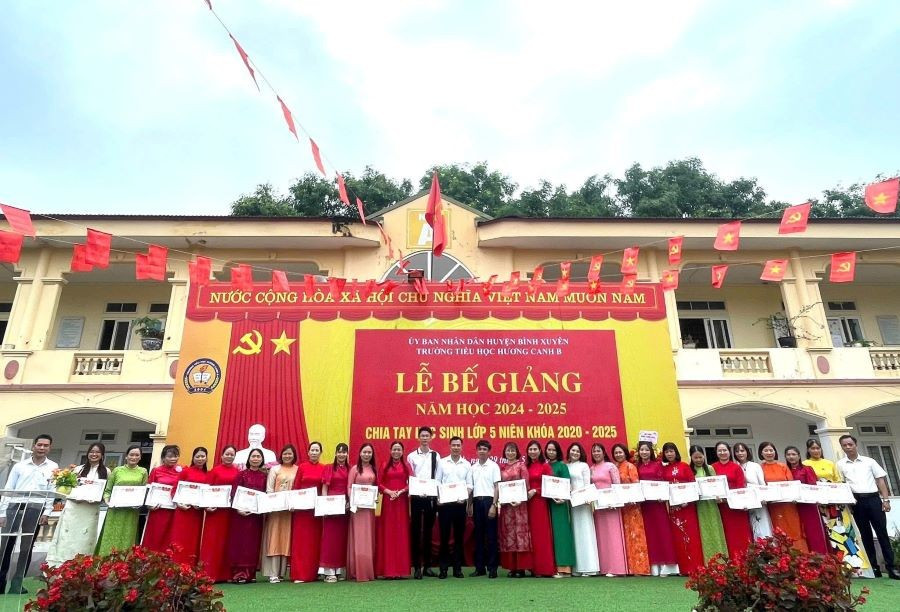 Cán bộ, giáo viên trường Tiểu học Hương Canh B được khen thưởng. z6653190050256-b88e7db07eb5236ccc095ab317a5049e.jpg