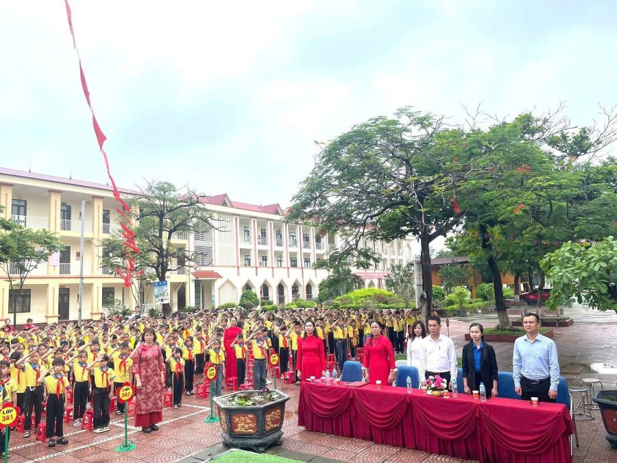 Cảnh quan môi trường sư phạm trường Tiểu học Hương Canh B khang trang, sạch đẹp. z6653190048708-164ce37d360f5b60533b7012866c1194.jpg